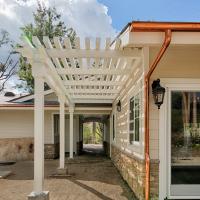 Walkway between buildings